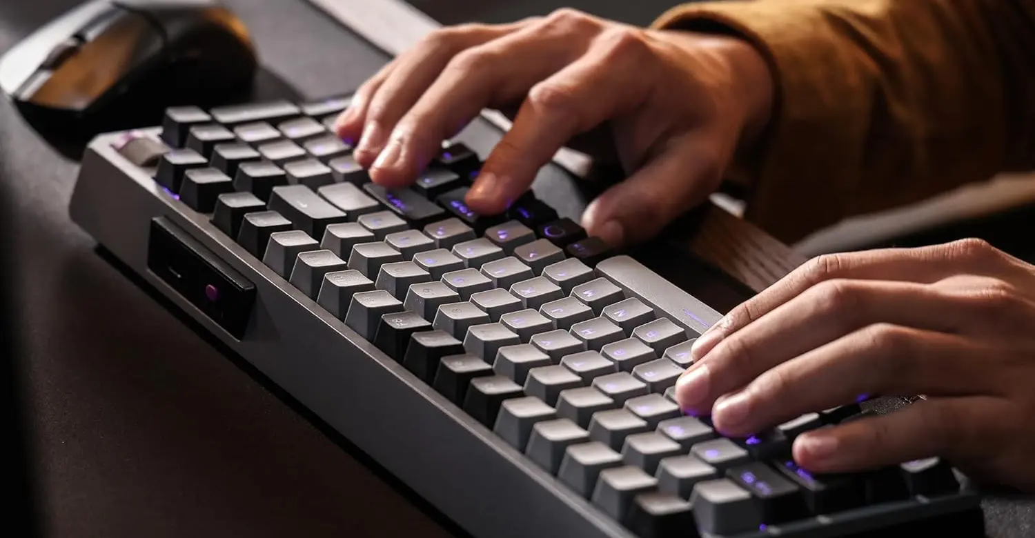 Fonctionnalité hot-swap du clavier Cooler Master MK770 permettant de changer les switches sans outil chez FlowUP