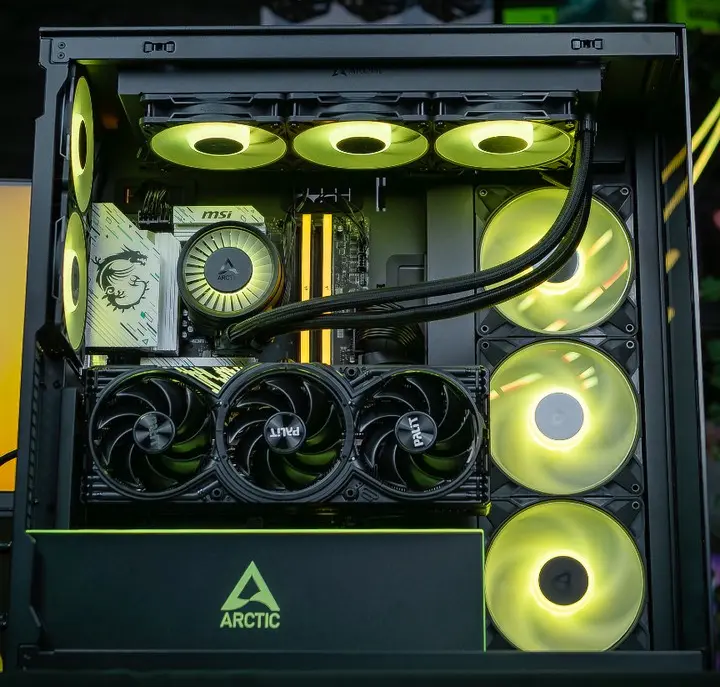Vue intérieure du boîtier Arctic Xtender avec support GPU vertical et ventilateurs RGB jaunes pour le PC gamer ARCTIC GEFORCE RTX 5080 de FlowUP