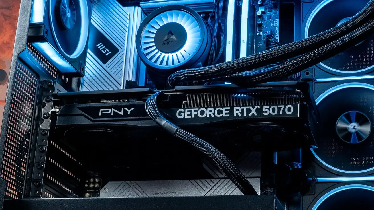 Carte graphique NVIDIA GeForce RTX 5070 PNY installée dans le PC gamer CHEETOH GEFORCE RTX™ 5070 FlowUP avec refroidissement RGB et configuration gaming QHD et 4K performante