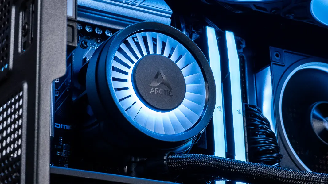 Processeur AMD Ryzen 7 7800X3D avec refroidissement ARCTIC RGB installé dans le PC gamer CHEETOH GEFORCE RTX™ 5070 FlowUP optimisé pour le gaming QHD haute performance