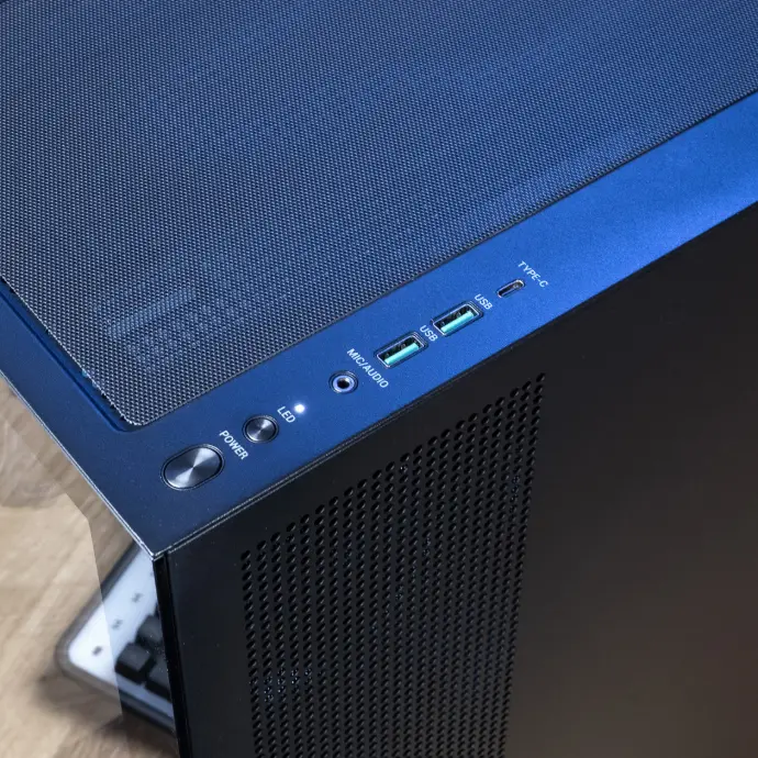 Panneau supérieur du boîtier avec ports USB Type C USB 3 et bouton power du PC gamer CHEETOH GEFORCE RTX™ 5070 FlowUP