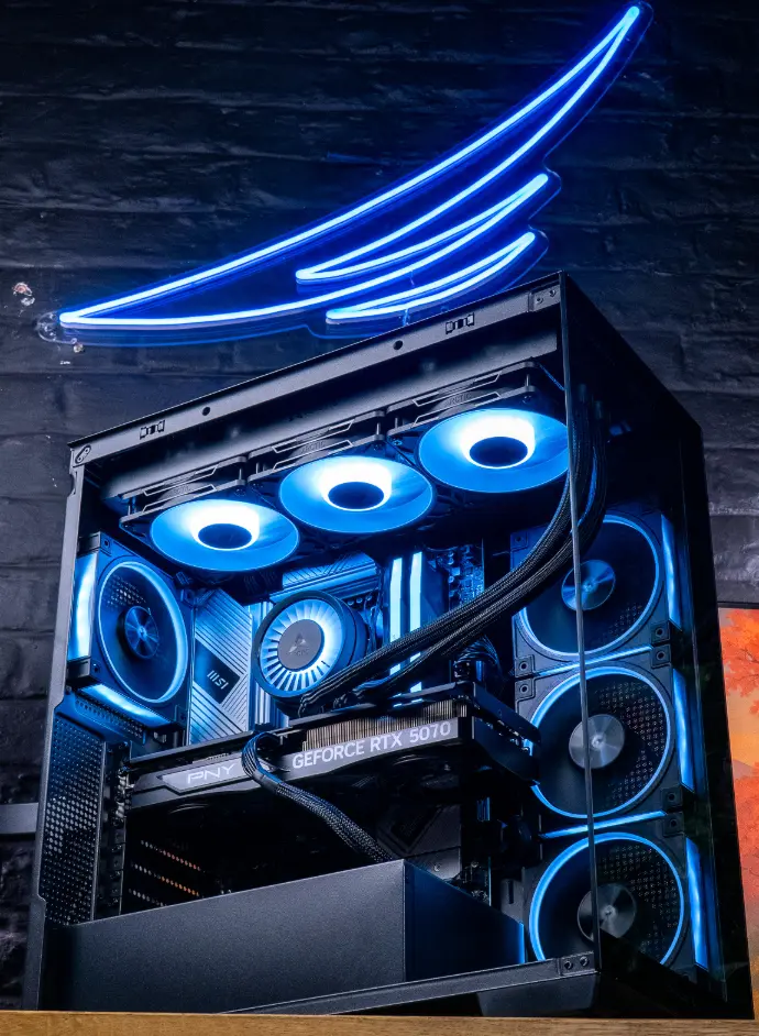 Vue intérieure du PC gamer CHEETOH GEFORCE RTX™ 5070 FlowUP avec carte graphique NVIDIA GeForce RTX 5070 ventilateurs RGB bleus et configuration gaming QHD performante
