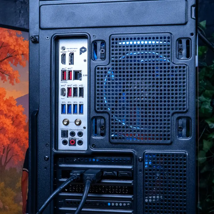 Panneau arrière avec ports USB HDMI Ethernet audio et alimentation du PC gamer CHEETOH GEFORCE RTX™ 5070 FlowUP