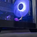 Gros plan sur le logo FlowUP argenté apposé sur la vitre latérale du boîtier H600 Aquavision, avec un ventilateur ARGB bleu en arrière-plan