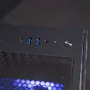 Vue rapprochée du panneau de contrôle supérieur du boîtier FlowUP H600 Aquavision du PC gamer Aqua