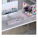 Vue d'ensemble d'un setup PC gamer blanc avec clavier mécanique Cougar Ultimus EX souris sans fil et boîtier PC vitré RGB FlowUP