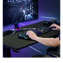 Vue d'ensemble d'un joueur utilisant un clavier mécanique noir rétroéclairé RGB et une souris gamer sur un setup PC FlowUP