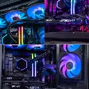 Vue multi-angles de l'intérieur du PC gamer Aqua mettant en avant le waterblock Cooler Master , la carte graphique PNY RTX 5070 et les ventilateurs rétroéclairés