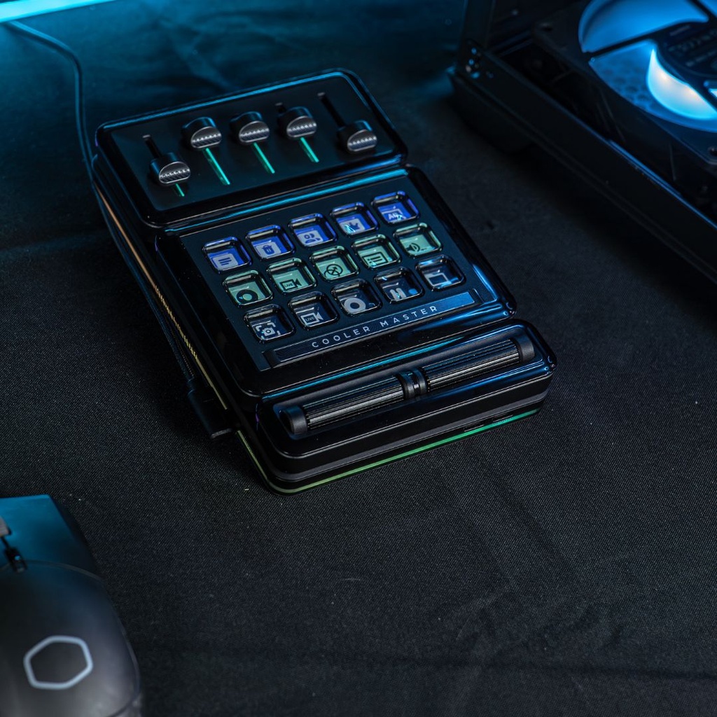 Vue de dessus console modulaire Cooler Master MasterHub avec touches LCD faders et molette sur un tapis de souris gamer FlowUP