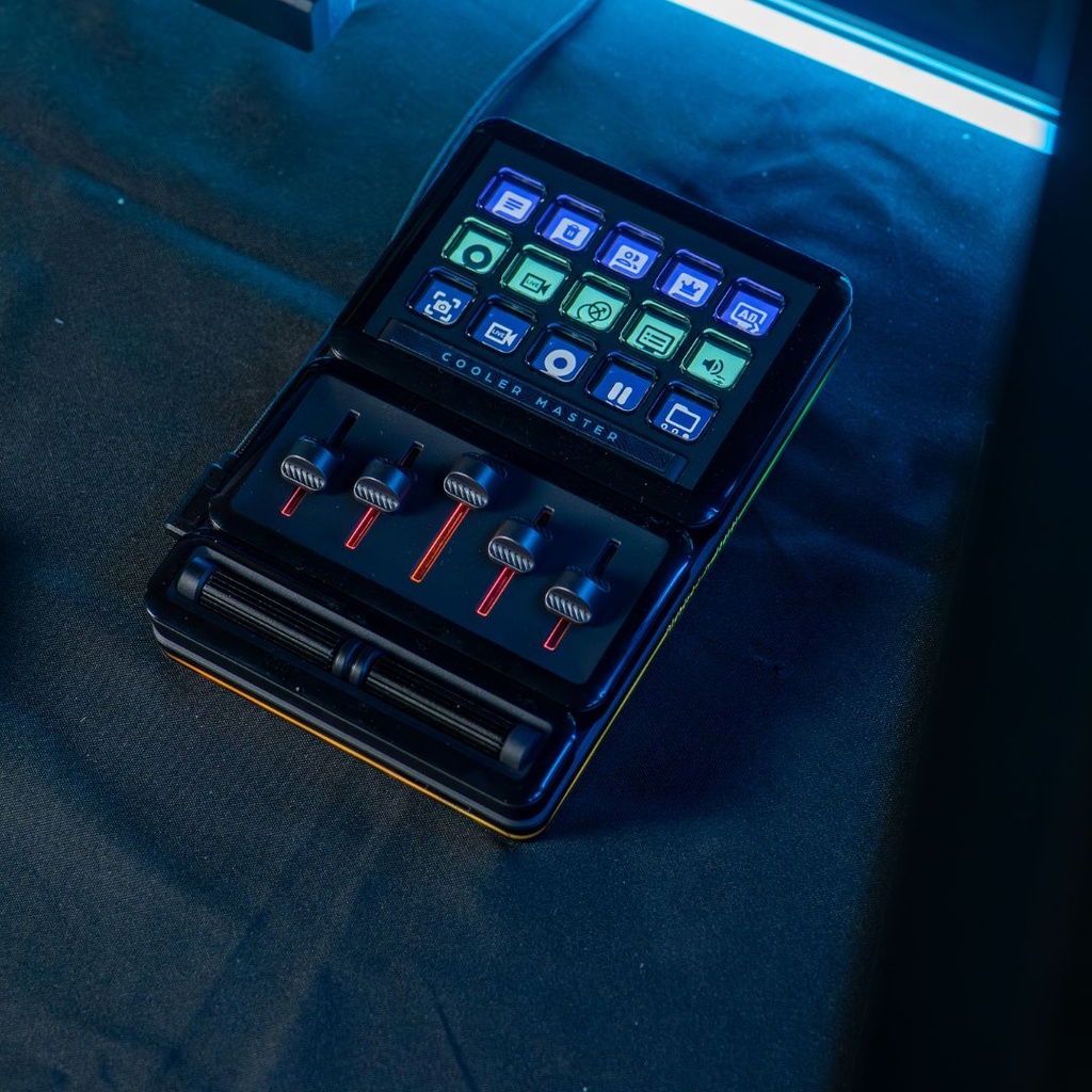 Vue de la console de contrôle modulaire Cooler Master MasterHub avec faders rétroéclairés rouge et touches LCD FlowUP