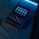 Vue de la console de contrôle modulaire Cooler Master MasterHub avec faders rétroéclairés rouge et touches LCD FlowUP